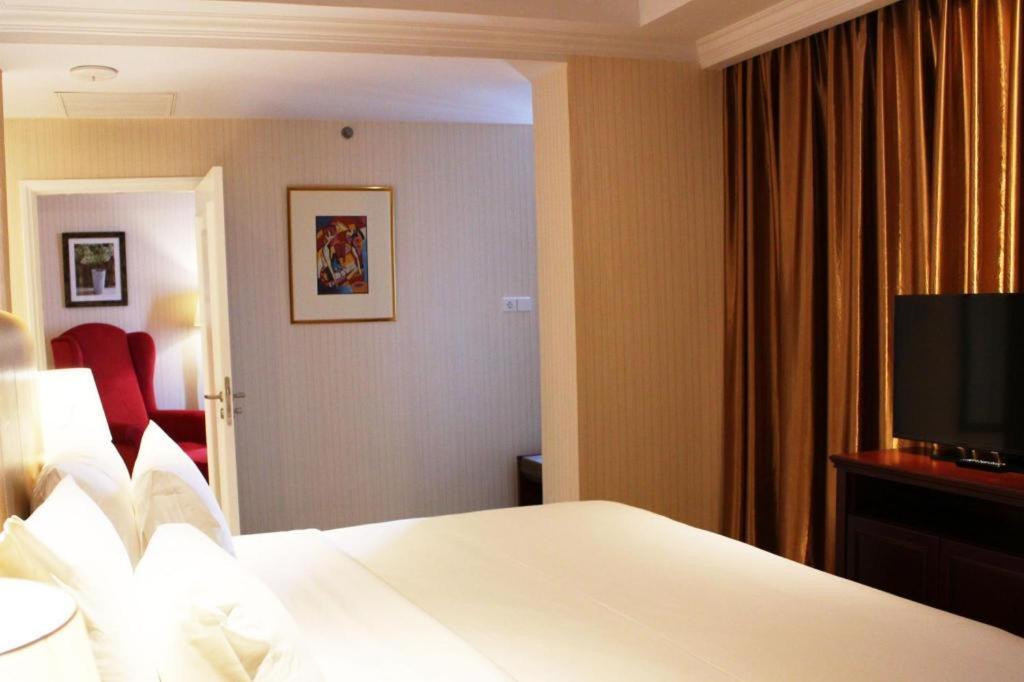 Adimulia Hotel Medan Extérieur photo
